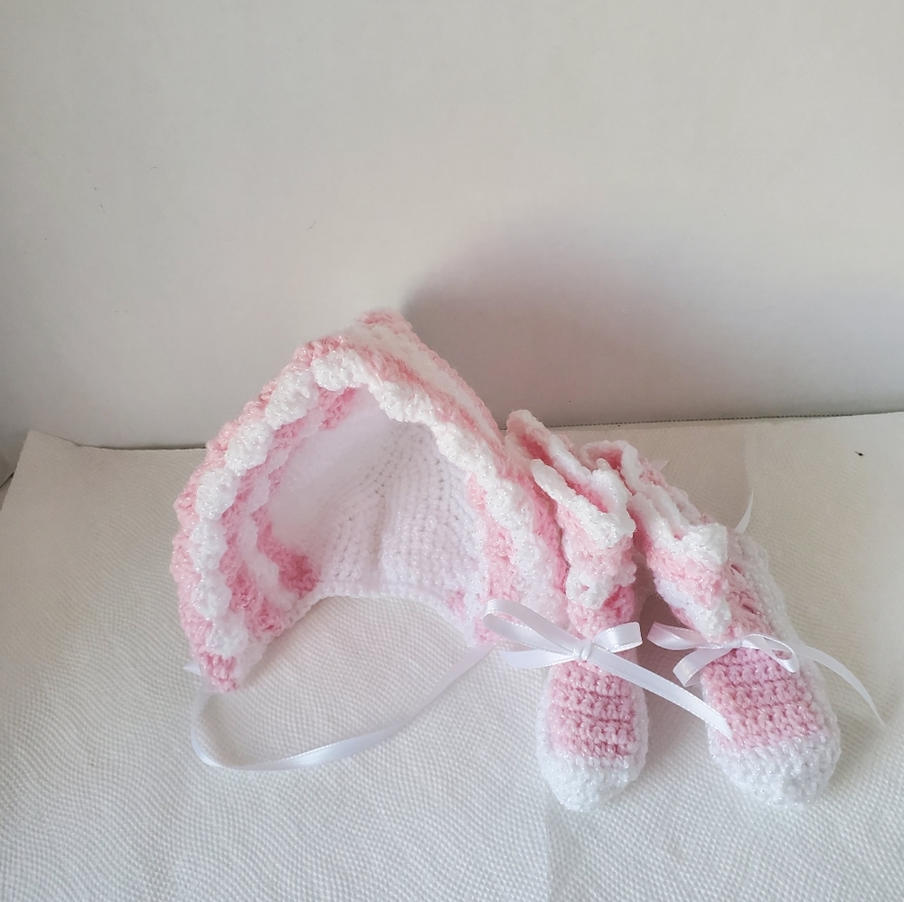 HANDMADE BABY BONNET AND BOOTIES. PINK AND WHITE. NEW
